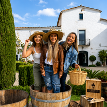 Cargar imagen en el visor de la galería, Pisada de uvas en vendimia familiar – Finca Ca N'Estella, Penedès
